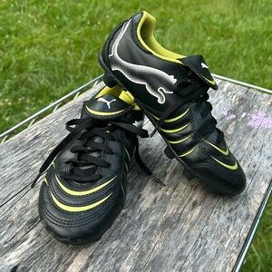 Puma Duoflex Cleat Shoe, boy’s size 3,black & Neon Green Cat Stripes